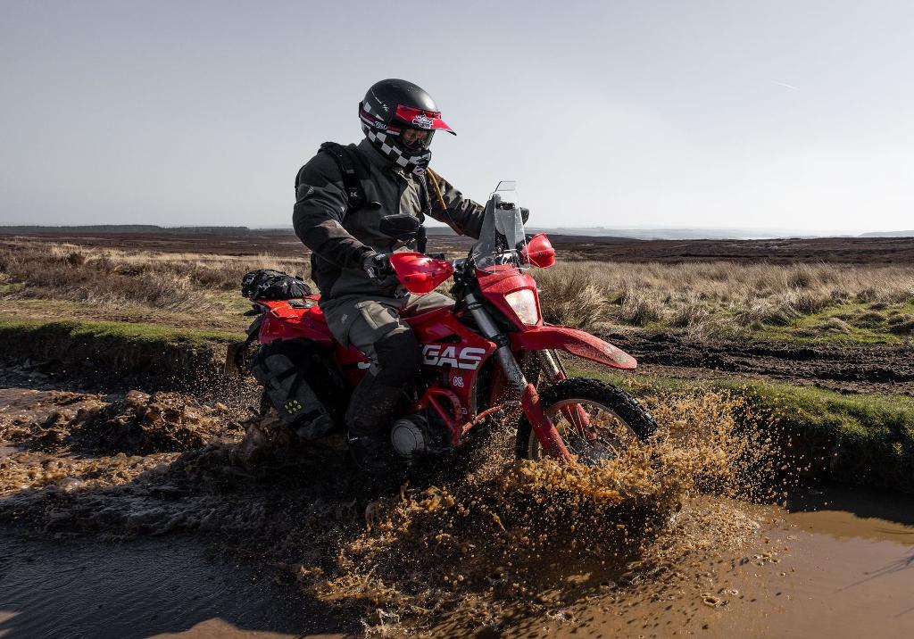 adventure spec gasgas ES700 motorcycle luggage rack motorbike pannier travel dualsport motorcycle motorbike adv gas gas KTM 690